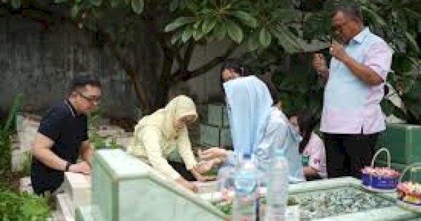 Rezki Lutfi Luangkan Waktu Ziarah ke Makam Almarhumah Ibunda Tercinta di Masa Tenang