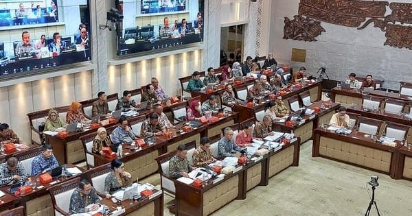 Pelemahan Ekonomi Dunia, Bos OJK Singgung Kemenangan Trump