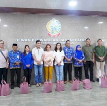 Sekretariat DPRD Sulsel Bagikan Bingkisan Kepada Staf