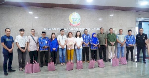 Sekretariat DPRD Sulsel Bagikan Bingkisan Kepada Staf
