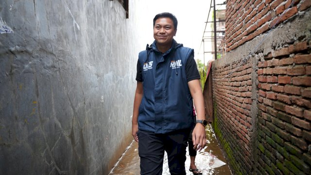 Legislator NasDem Odhika Tinjau-Beri Bantuan Korban banjir di Kecamatan Biringkanaya.