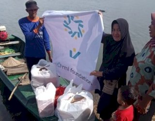 Kebaikan Berlanjut, Tim RML Foundation Naik Perahu Demi Salurkan Bantuan untuk Warga Korban Banjir di Kecamatan Manggala