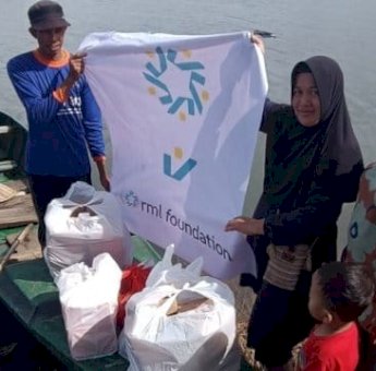 Kebaikan Berlanjut, Tim RML Foundation Naik Perahu Demi Salurkan Bantuan untuk Warga Korban Banjir di Kecamatan Manggala
