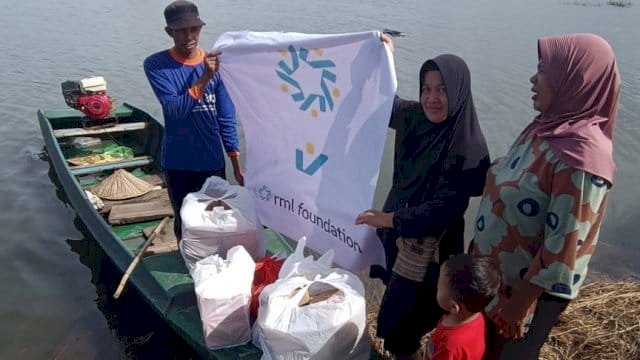 Kebaikan Berlanjut, Tim RML Foundation Naik Perahu Demi Salurkan Bantuan untuk Warga Korban Banjir di Kecamatan Manggala