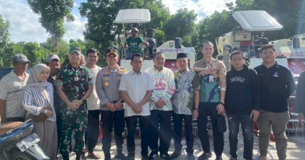 Syaharuddin Alrif Serahkan 14 Combine Harvester: Semoga Tingkatkan Ekonomi Petani Sidrap