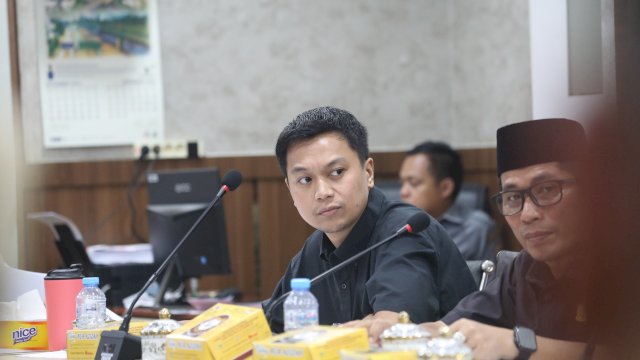 Anggota Komisi D DPRD Makassar Odhika Rapat Monitoring APBD Triwulan III bersama mitra kerja.
