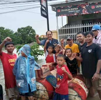 Anggota DPRD Sulsel, Doktor Mahmud Berikan Bantuan Korban Banjir Kodam 3 Katimbang Makassar
