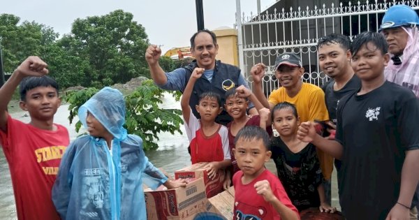 Anggota DPRD Sulsel, Doktor Mahmud Berikan Bantuan Korban Banjir Kodam 3 Katimbang Makassar