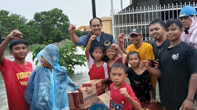 Anggota DPRD Sulsel, Doktor Mahmud Berikan Bantuan Korban Banjir Kodam 3 Katimbang Makassar