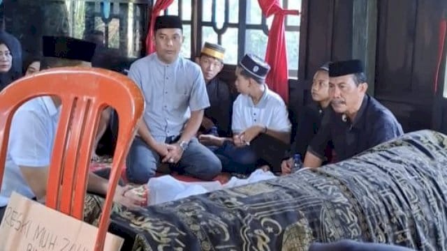 Legislator NasDem Sulsel Syukur Melayat Ke Rumah Duka Santri Korban Kebakaran di Pinrang