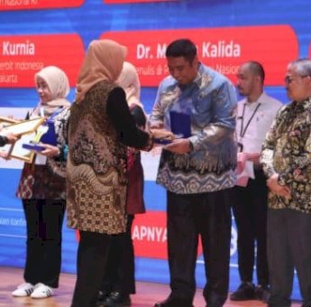 Bupati Maros Chaidir Syam Kembali Raih Penghargaan di Bidang Literasi