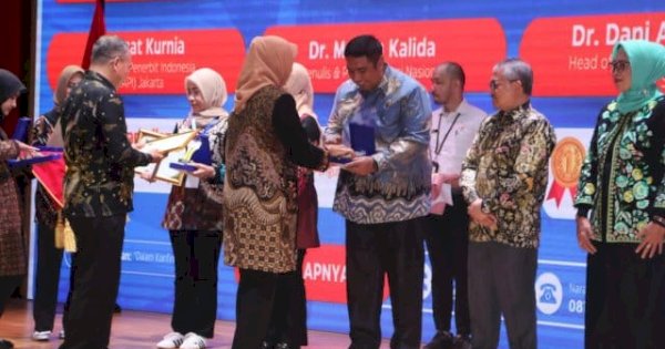 Bupati Maros Chaidir Syam Kembali Raih Penghargaan di Bidang Literasi