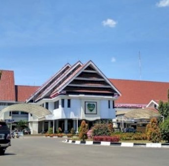 Pedomanrakyat.com, Maros &mdash; Kinerja pendapatan daerah di Kabupaten Maros menampilkan capaian yang beragam di antara Organisasi Perangkat Daerah (OPD), menjelang akhir tahun 2024. Beberapa OPD menunjukkan performa yang baik, sementara lainnya masih berjuang untuk mengejar target Pendapatan Asli Daerah (PAD). Menurut Plt Kepala Badan Pendapatan Daerah (Bapenda) Maros, Takdir, capaian PAD secara keseluruhan telah mencapai 91,23 persen dari target Rp286 miliar. Dengan sisa Rp25 miliar yang perlu dikumpulkan, optimisme tetap ada meski tantangan dihadapi beberapa OPD. Tiga OPD yang mengalami kesulitan signifikan dalam memenuhi target adalah Dinas Pariwisata, Pemuda, dan Olahraga (55,73%), Dinas Koperasi, Usaha Kecil dan Menengah, Perindustrian, dan Perdagangan (53,12%), serta Dinas Penanaman Modal, Pelayanan Terpadu Satu Pintu, dan Ketenagakerjaan (63,74%). Berbagai kendala menjadi penyebab rendahnya capaian ini. Di sektor pariwisata, penurunan kunjungan akibat musim hujan, kerusakan fasilitas objek wisata, dan persaingan dengan destinasi lain menjadi tantangan utama. Untuk sektor perdagangan, tingginya tunggakan penyewa los dan ruko serta kerusakan pasar turut memengaruhi minat pedagang. Sementara itu, penurunan tarif retribusi akibat perubahan Perda menjadi salah satu faktor yang memengaruhi pendapatan di sektor penanaman modal.