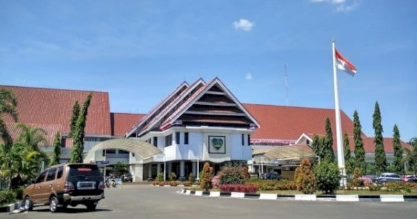 Pedomanrakyat.com, Maros — Kinerja pendapatan daerah di Kabupaten Maros menampilkan capaian yang beragam di antara Organisasi Perangkat Daerah (OPD), menjelang akhir tahun 2024. Beberapa OPD menunjukkan performa yang baik, sementara lainnya masih berjuang untuk mengejar target Pendapatan Asli Daerah (PAD). Menurut Plt Kepala Badan Pendapatan Daerah (Bapenda) Maros, Takdir, capaian PAD secara keseluruhan telah mencapai 91,23 persen dari target Rp286 miliar. Dengan sisa Rp25 miliar yang perlu dikumpulkan, optimisme tetap ada meski tantangan dihadapi beberapa OPD. Tiga OPD yang mengalami kesulitan signifikan dalam memenuhi target adalah Dinas Pariwisata, Pemuda, dan Olahraga (55,73%), Dinas Koperasi, Usaha Kecil dan Menengah, Perindustrian, dan Perdagangan (53,12%), serta Dinas Penanaman Modal, Pelayanan Terpadu Satu Pintu, dan Ketenagakerjaan (63,74%). Berbagai kendala menjadi penyebab rendahnya capaian ini. Di sektor pariwisata, penurunan kunjungan akibat musim hujan, kerusakan fasilitas objek wisata, dan persaingan dengan destinasi lain menjadi tantangan utama. Untuk sektor perdagangan, tingginya tunggakan penyewa los dan ruko serta kerusakan pasar turut memengaruhi minat pedagang. Sementara itu, penurunan tarif retribusi akibat perubahan Perda menjadi salah satu faktor yang memengaruhi pendapatan di sektor penanaman modal.