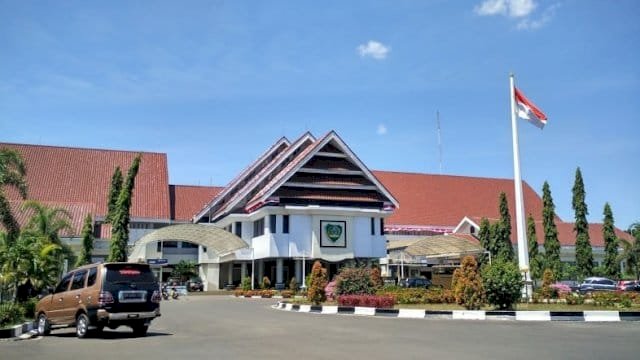 Pedomanrakyat.com, Maros &mdash; Kinerja pendapatan daerah di Kabupaten Maros menampilkan capaian yang beragam di antara Organisasi Perangkat Daerah (OPD), menjelang akhir tahun 2024. Beberapa OPD menunjukkan performa yang baik, sementara lainnya masih berjuang untuk mengejar target Pendapatan Asli Daerah (PAD). Menurut Plt Kepala Badan Pendapatan Daerah (Bapenda) Maros, Takdir, capaian PAD secara keseluruhan telah mencapai 91,23 persen dari target Rp286 miliar. Dengan sisa Rp25 miliar yang perlu dikumpulkan, optimisme tetap ada meski tantangan dihadapi beberapa OPD. Tiga OPD yang mengalami kesulitan signifikan dalam memenuhi target adalah Dinas Pariwisata, Pemuda, dan Olahraga (55,73%), Dinas Koperasi, Usaha Kecil dan Menengah, Perindustrian, dan Perdagangan (53,12%), serta Dinas Penanaman Modal, Pelayanan Terpadu Satu Pintu, dan Ketenagakerjaan (63,74%). Berbagai kendala menjadi penyebab rendahnya capaian ini. Di sektor pariwisata, penurunan kunjungan akibat musim hujan, kerusakan fasilitas objek wisata, dan persaingan dengan destinasi lain menjadi tantangan utama. Untuk sektor perdagangan, tingginya tunggakan penyewa los dan ruko serta kerusakan pasar turut memengaruhi minat pedagang. Sementara itu, penurunan tarif retribusi akibat perubahan Perda menjadi salah satu faktor yang memengaruhi pendapatan di sektor penanaman modal.