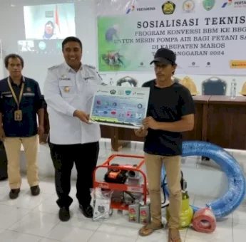 Dukung Ketahanan Pangan, Pemkab Maros Berikan 250 Pompa Air BBG kepada Petani