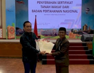 BPN Pangkep Serahkan Sertifikat Wakaf untuk Aset Kementerian Agama