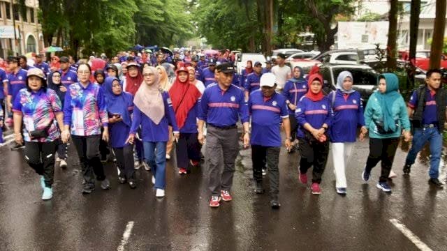 Pj Gubernur Sulsel Prof Zudan Banjir Ucapan Selamat dan Terima Kasih di Jalan Sehat kemarin.