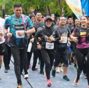 Hujan-hujanan, Bupati Adnan dan Husniah Talenrang Lepas 5.000 Peserta Gowa Run 2025: Terimakasih Partisipasinya