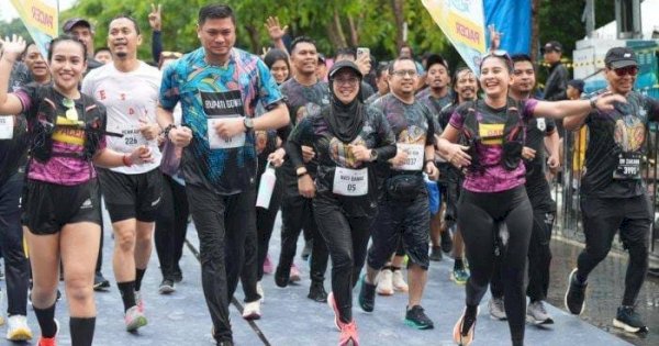 Hujan-hujanan, Bupati Adnan dan Husniah Talenrang Lepas 5.000 Peserta Gowa Run 2025: Terimakasih Partisipasinya