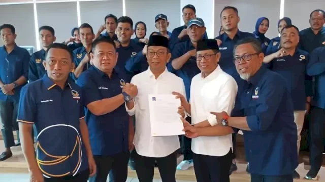 Paslon Suwardi Haseng - Selle Ks Dalle saat menerima rekomendasi dari Partai NasDem Sulsel.