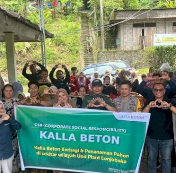 Kalla Beton Berbagi Bibit Pohon-Sembako ke Warga Lonjoboko