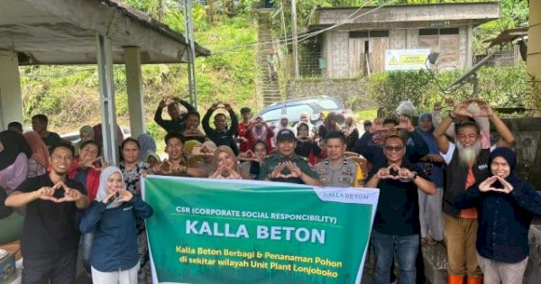 Kalla Beton Berbagi Bibit Pohon-Sembako ke Warga Lonjoboko
