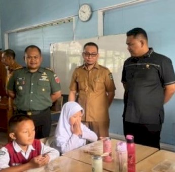 Pastikan Tepat Sasaran, Sekda Maros Andi Davied Tinjau Program Makan Siang Bergizi Gratis untuk Siswa