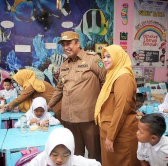 Bupati Chaidir Syam Tinjau Pelaksanaan Program Makan Siang Bergizi
