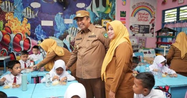 Bupati Chaidir Syam Tinjau Pelaksanaan Program Makan Siang Bergizi
