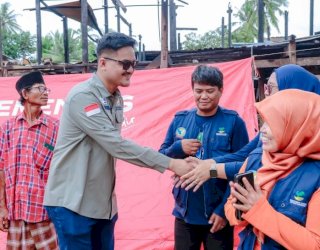 Teguh Iswara Suardi Beri Bantuan Sekaligus Dukungan Moral kepada Korban Kebakaran di Barru