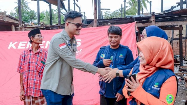 Teguh Iswara Suardi Beri Bantuan kepada Korban Kebakaran di Barru.