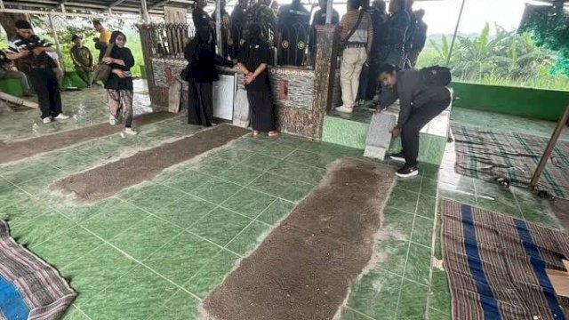 Belasan Makam Palsu di Barat Situs Kumitir Mojokerto Dibongkar.