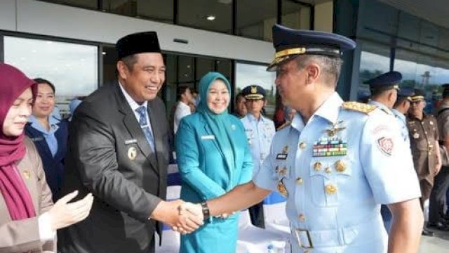 Bupati Maros, Chaidir Syam, bersama Ketua TP PKK Maros, Ulfiah Nur Yusuf Chaidir Hadiri Sertijab Komandan Lanud Sultan Hasanuddin.