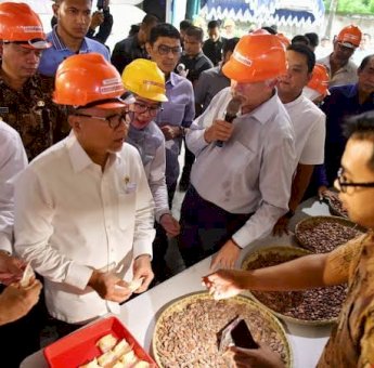 Pj Gubernur Sulsel Prof Fadjry Djufry Dampingi Menko Zulkifli Hasan Tinjau Gudang Kakao PT Papandayan Cocoa Industries