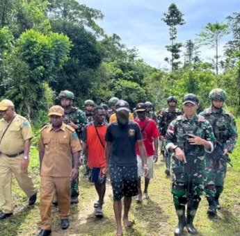 TNI Berhasil Bawa Wakil Ketua OPM Beserta Keluarganya Menyerahkan Diri