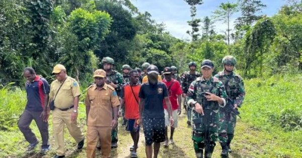 TNI Berhasil Bawa Wakil Ketua OPM Beserta Keluarganya Menyerahkan Diri