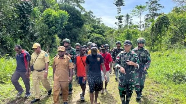 Wakil Ketua OPM Beserta Keluarganya Menyerahkan Diri ke TNI.