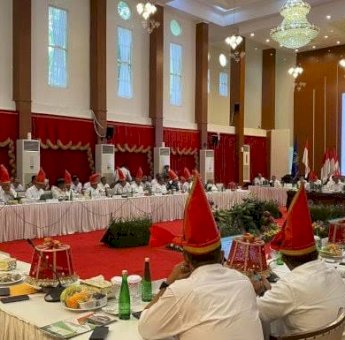 Kenakan &ldquo;Passapu&rdquo; Merah, Menko Pangan Zulkifli Hasan Bersama Pj Gubernur, Bupati dan Wali Kota Gelar Rakor