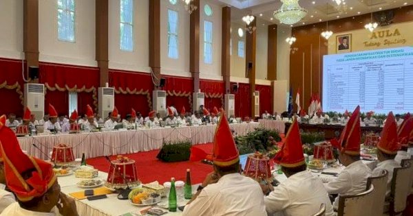 Kenakan “Passapu” Merah, Menko Pangan Zulkifli Hasan Bersama Pj Gubernur, Bupati dan Wali Kota Gelar Rakor