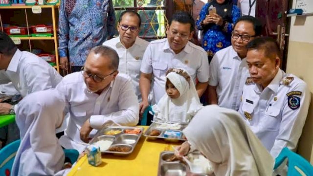 Menko Zulkifli Hasan Sampaikan Pesan Presiden Prabowo saat Kunker di Makassar, Pastikan Gizi Anak Terpenuhi.