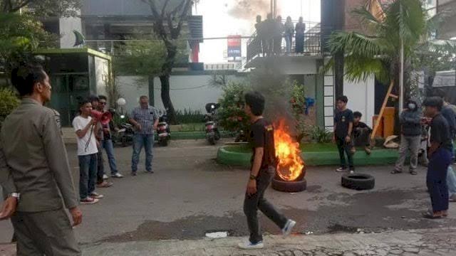 Mahasiswa demo di DPRD Makassar soal Parkir di Toko Alaska,