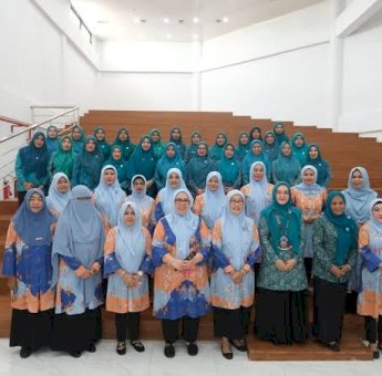 Pedomanrakyat.com, Makassar &ndash; Tim Penggerak Pemberdayaan Kesejahteraan Keluarga (TP PKK) Kota Makassar menerima kunjungan Studi Tiru dari TP PKK Kabupaten Jeneponto di Kantor PKK Kota Makassar, Jalan Balaikota, Jumat (17/01/2025). Rombongan Studi Tiru ini dipimpin langsung oleh PJ Ketua TP PKK Kabupaten Jeneponto, Andi Fatimah Tenrilala, yang datang bersama 30 anggotanya. Mereka disambut hangat oleh pengurus TP PKK Kota Makassar di lobi kantor. Andi Fatimah menjelaskan kunjungan ini sebagai langkah penting bagi TP PKK Kabupaten Jeneponto untuk mengadopsi inovasi-inovasi terbaik yang ada di Kota Makassar, demi kesejahteraan masyarakat di daerahnya. BACA JUGA : Jajaki Kerja Sama, Damkarmat Makassar Kunjungan ke China Indira Yusuf Ismail Kenang Alwi Hamu: Tokoh Jurnalistik dengan Dedikasi Luar Biasa Alwi Hamu Tutup Usia, Danny Pomanto Ucap Bela Sungkawa: Sosok Panutan yang Loyal dan Inovatif Pertemuan Rutin DWP Makassar, Sharing Ilmu Strategi Lindungi Anak dari Gadget &ldquo;Kegiatan ini kami lakukan sebagai bagian dari upaya peningkatan kesejahteraan dan kesehatan keluarga di Jeneponto. Kami sangat berterima kasih atas sambutan yang luar biasa dari TP PKK Makassar,&rdquo; ujar Andi Fatimah. Para peserta studi tiru kemudian melanjutkan kegiatan sharing session di Auditorium Kantor TP PKK Makassar, Lantai 2. Sekretaris 1 TP PKK Kota Makassar, Iin Yusuf Madjid, memaparkan berbagai program unggulan yang telah berjalan di tahun 2024. Iin menjelaskan tentang program Sekretariat serta inisiatif-inisiatif strategis yang dijalankan oleh Pokja TP PKK Kota Makassar. &ldquo;Seluruh muara dan Implementasi program Pokja Kami ada dalam di 45 Lorong PKK, yang ada di setiap Kecamatan,&rdquo; jelasnya. Program Lorong PKK sendiri merupakan bagian dari dukungan terhadap program strategis Pemerintah Kota Makassar, yaitu Lorong Wisata, yang juga berfungsi sebagai wadah implementasi seluruh program dari berbagai SKPD. Selain itu, Sekretaris 2 TP PKK Kota Makassar, Bonita Latief, turut menjelaskan penerapan aplikasi Dasawisma yang mengedepankan digitalisasi dalam pendataan kelurahan, guna meningkatkan efisiensi dan akurasi data. Dalam kesempatan ini, Andi Fatimah sangat tertarik dengan program Rumah Gizi Pokja IV TP PKK Makassar yang telah sukses menjadi Pilot Project Posyandu Era Baru di Sulawesi Selatan. &ldquo;Posyandu Era Baru di Makassar sangat menginspirasi kami. Kami berharap, melalui studi tiru ini, TP PKK Jeneponto bisa mempelajari cara mengelola dan menerapkan program serupa di Jeneponto,&rdquo; ungkap Andi Fatimah. Lebih lanjut, Andi Fatimah menambahkan program Rumah Gizi yang menjadi contoh terbaik di Sulawesi Selatan inilah yang memotivasinya untuk melakukan kunjungan studi tiru. &ldquo;Kami sangat berharap dapat membawa pulang ilmu dan inovasi dari sini, terutama mengenai tips dan trik yang dapat kami terapkan di Jeneponto,&rdquo; harapnya. Setelah sesi berbagi pengalaman, rombongan studi tiru diajak untuk melihat langsung implementasi program Lorong PKK dan mengunjungi salah satu Rumah Gizi yang menjadi Pilot project Posyandu Era Baru di Kelurahan Pannampu.(*)