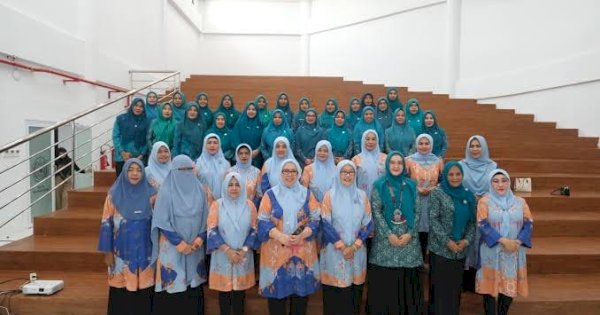 Pedomanrakyat.com, Makassar – Tim Penggerak Pemberdayaan Kesejahteraan Keluarga (TP PKK) Kota Makassar menerima kunjungan Studi Tiru dari TP PKK Kabupaten Jeneponto di Kantor PKK Kota Makassar, Jalan Balaikota, Jumat (17/01/2025).  Rombongan Studi Tiru ini dipimpin langsung oleh PJ Ketua TP PKK Kabupaten Jeneponto, Andi Fatimah Tenrilala, yang datang bersama 30 anggotanya. Mereka disambut hangat oleh pengurus TP PKK Kota Makassar di lobi kantor.     Andi Fatimah menjelaskan kunjungan ini sebagai langkah penting bagi TP PKK Kabupaten Jeneponto untuk mengadopsi inovasi-inovasi terbaik yang ada di Kota Makassar, demi kesejahteraan masyarakat di daerahnya.  BACA JUGA : Jajaki Kerja Sama, Damkarmat Makassar Kunjungan ke China Indira Yusuf Ismail Kenang Alwi Hamu: Tokoh Jurnalistik dengan Dedikasi Luar Biasa Alwi Hamu Tutup Usia, Danny Pomanto Ucap Bela Sungkawa: Sosok Panutan yang Loyal dan Inovatif Pertemuan Rutin DWP Makassar, Sharing Ilmu Strategi Lindungi Anak dari Gadget “Kegiatan ini kami lakukan sebagai bagian dari upaya peningkatan kesejahteraan dan kesehatan keluarga di Jeneponto. Kami sangat berterima kasih atas sambutan yang luar biasa dari TP PKK Makassar,” ujar Andi Fatimah.  Para peserta studi tiru kemudian melanjutkan kegiatan sharing session di Auditorium Kantor TP PKK Makassar, Lantai 2. Sekretaris 1 TP PKK Kota Makassar, Iin Yusuf Madjid, memaparkan berbagai program unggulan yang telah berjalan di tahun 2024.  Iin menjelaskan tentang program Sekretariat serta inisiatif-inisiatif strategis yang dijalankan oleh Pokja TP PKK Kota Makassar.  “Seluruh muara dan Implementasi program Pokja Kami ada dalam di 45 Lorong PKK, yang ada di setiap Kecamatan,” jelasnya.  Program Lorong PKK sendiri merupakan bagian dari dukungan terhadap program strategis Pemerintah Kota Makassar, yaitu Lorong Wisata, yang juga berfungsi sebagai wadah implementasi seluruh program dari berbagai SKPD.  Selain itu, Sekretaris 2 TP PKK Kota Makassar, Bonita Latief, turut menjelaskan penerapan aplikasi Dasawisma yang mengedepankan digitalisasi dalam pendataan kelurahan, guna meningkatkan efisiensi dan akurasi data.  Dalam kesempatan ini, Andi Fatimah sangat tertarik dengan program Rumah Gizi Pokja IV TP PKK Makassar yang telah sukses menjadi Pilot Project Posyandu Era Baru di Sulawesi Selatan.  “Posyandu Era Baru di Makassar sangat menginspirasi kami. Kami berharap, melalui studi tiru ini, TP PKK Jeneponto bisa mempelajari cara mengelola dan menerapkan program serupa di Jeneponto,” ungkap Andi Fatimah.  Lebih lanjut, Andi Fatimah menambahkan program Rumah Gizi yang menjadi contoh terbaik di Sulawesi Selatan inilah yang memotivasinya untuk melakukan kunjungan studi tiru.  “Kami sangat berharap dapat membawa pulang ilmu dan inovasi dari sini, terutama mengenai tips dan trik yang dapat kami terapkan di Jeneponto,” harapnya.  Setelah sesi berbagi pengalaman, rombongan studi tiru diajak untuk melihat langsung implementasi program Lorong PKK dan mengunjungi salah satu Rumah Gizi yang menjadi Pilot project Posyandu Era Baru di Kelurahan Pannampu.(*)