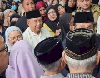 Jusuf Kalla Antar Kepulangan HM Alwi Hamu ke Makassar, Isak Tangis Sambut Kedatangan Jenasah Almarhum
