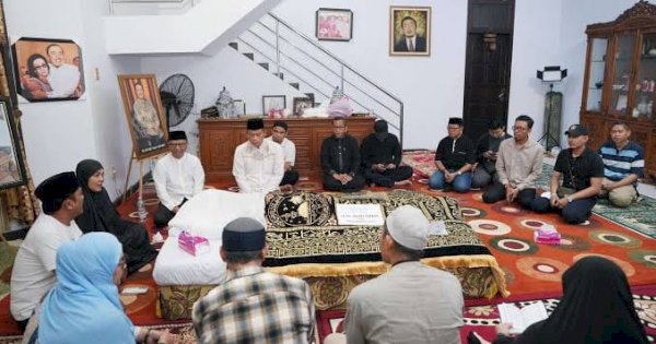 Melayat ke Rumah Duka HM Alwi Hamu, Prof Fadjry Djufry: Beliau Banyak Berkontribusi untuk Kemajuan Sulsel