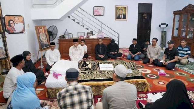 Pj Gubernur Sulsel Prof Fadjry Djufry Melayat ke Rumah Duka HM Alwi Hamu.