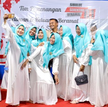 Ratusan Warga Maroaging Sibulue Sambut Bupati Bone Terpilih Andi Asman Sulaiman, Emak-emak Rebutan Selfie