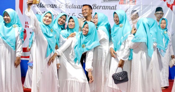 Ratusan Warga Maroaging Sibulue Sambut Bupati Bone Terpilih Andi Asman Sulaiman, Emak-emak Rebutan Selfie