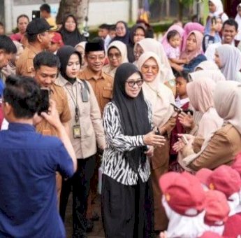 Bupati Gowa Terpilih Husniah Talenrang Bersama Anggota DPRD Sulsel Salurkan Beasiswa PIP
